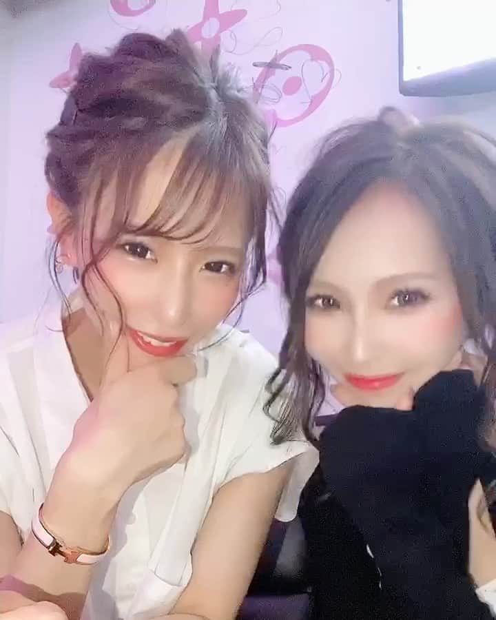 ちゃんうさのインスタグラム：「@jurijuri__0206  . 安定のじゅりじゅり❤️ 『bar38』にサインしてきたからミナミに来た際は探してください🤤🎶 . #ミュゼルヴァミナミ #キャバ嬢 #キャバクラ #ニュークラ #ミナミ #ミナミキャバクラ #大阪ミナミ」