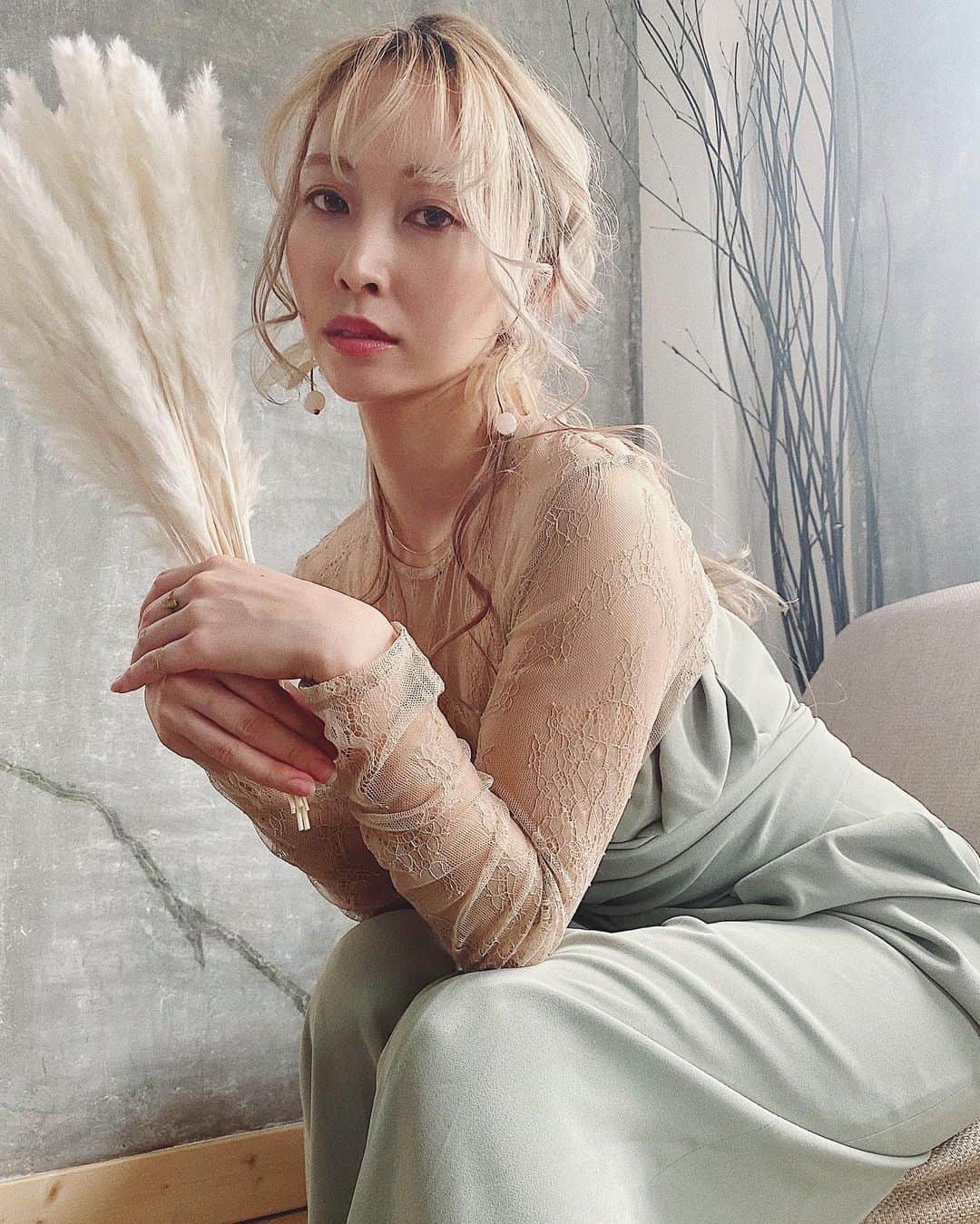 榊原伶奈のインスタグラム：「時差投稿☺️笑  #撮影 #サロンモデル #ヘアアレンジ #ヘアセット  #編み下ろし #編み下ろしアレンジ  #ハイトーン #ハイトーンアレンジ #結婚式 #結婚式ヘアアレンジ #ロングヘア #ハイトーンロング」