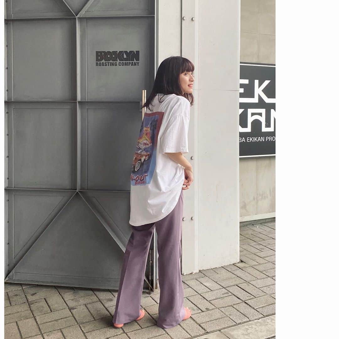 谷口萌衣子のインスタグラム：「たまには全身写真 撮ってみました！身長盛れが 凄くないですか、このコーデ  GUのストレッチフレアパンツ恐ろしく使える、、 色違いまだ売ってたら買おうかな🤔  #全身コーデ  #低身長 #古着 #大学生 #ミスキャンパス立命館」
