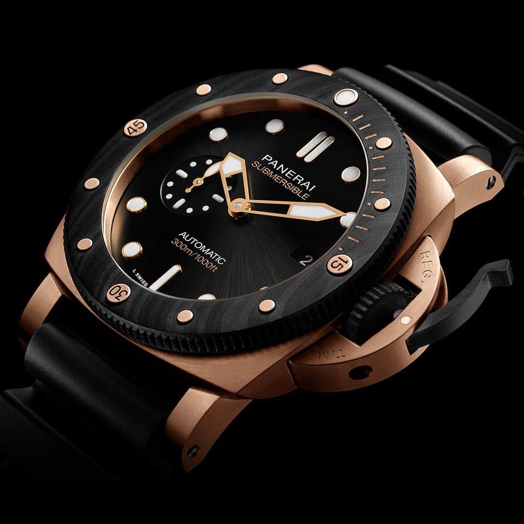 のインスタグラム：「A new gold standard in professional diving watches is born: Submersible Goldtech™️ Orocarbo 44MM #PAM1070.  Link in Bio.  #Panerai #沛纳海 #watchesandwonders #钟表与奇迹 #PaneraiWW20 #Submersible #PaneraiSubmersible」