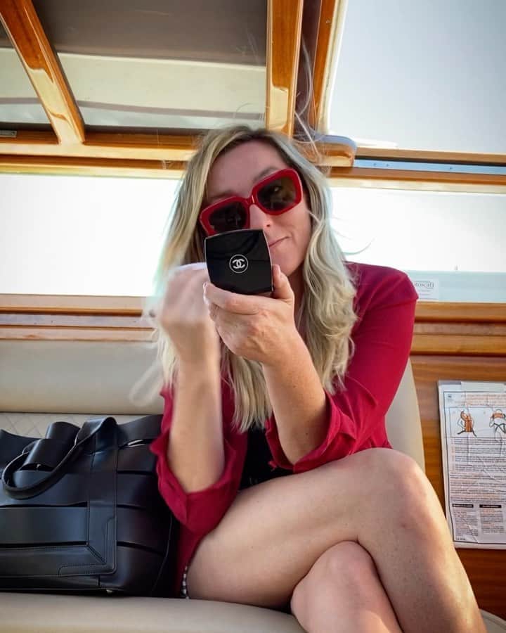 JO BAKERのインスタグラム：「V E N I C E • I T A L Y 🇮🇹 Thank you for the memories ~  personal touch ups have never felt more #glamorous —-> these two never leave my bag 24/7  @welovecoco #welovecoco  I can’t live without no matter where the destination or climate!! #jobakermakeupartist #makeupartist」