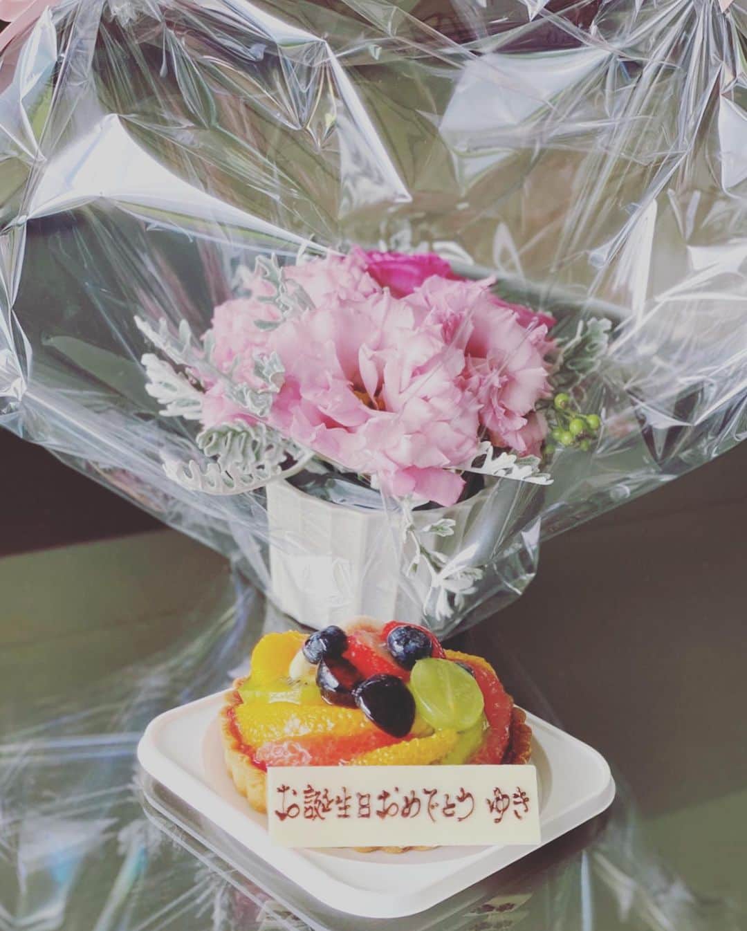 清水由紀さんのインスタグラム写真 - (清水由紀Instagram)「🎂💐 こんな状況下の中、それぞれのカタチでお祝いしていただきました🥺 好きな人たちに元気に逢えるだけで幸せなのに、その人たちの頭の片隅に少しでも存在できていることが何よりの幸せです。 そして、年々お花を貰うと嬉しいそんなお年頃です🥰  #birthday #birthdaycake #bouquet」9月15日 19時59分 - shimizu_yuki_official_