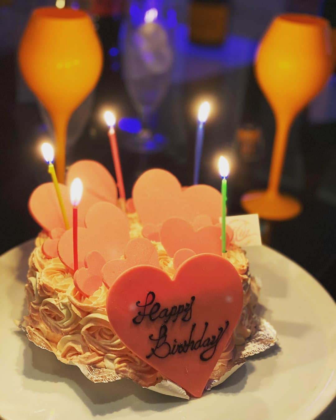 のインスタグラム：「🎂💐 こんな状況下の中、それぞれのカタチでお祝いしていただきました🥺 好きな人たちに元気に逢えるだけで幸せなのに、その人たちの頭の片隅に少しでも存在できていることが何よりの幸せです。 そして、年々お花を貰うと嬉しいそんなお年頃です🥰  #birthday #birthdaycake #bouquet」