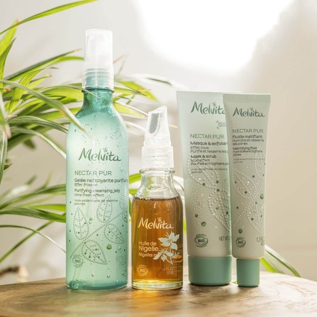 Melvita Officialのインスタグラム：「L’acné, et si on en parlait ? 🌱🆘  Des imperfections apparaissent après un été baigné de soleil ? Des boutons et rougeurs vous tracassent et vous n’arrivez pas à vous en défaire ?  Appréciez enfin une peau purifiée et libérée des imperfections avec nos soins rééquilibrants certifiés bio qui aident les peaux mixes à grasses. Voici notre routine infaillible :  🌱 Exfoliez votre peau avec le masque Nectar Pur  🌱Nettoyez tout en purifiant votre visage avec notre gelée nettoyante Nectar Pur  🌱 Rééquilibrez et apaisez votre peau avec l’huile de Nigelle  🌱 Hydratez votre peau avec le fluide matifiant Nectar Pur rééquilibrant l’excès de sébum.  Car vous êtes les meilleurs ambassadeurs, vos témoignages nous intéressent ! Dîtes-nous si vous avez testé notre gamme Nectar Pur 🌱  #melvita #cosmétique #bio #cosmébio #acné #acnetreatment #imperfections #nectarpur #purification #cleanbeauty」