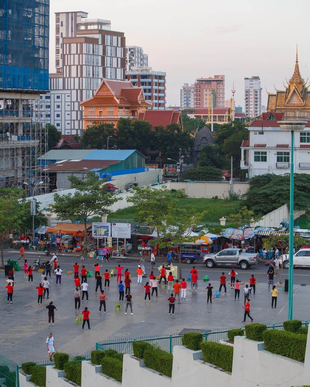 Shunsuke Miyatakeのインスタグラム：「Morning Tai Chi, Olympic Stadium, Phnom Penh」