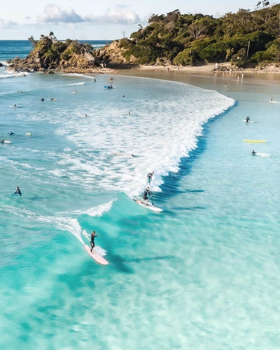 Australiaさんのインスタグラム写真 - (AustraliaInstagram)「Waves for days in #ByronBay 🏄🏽 @_harrrryy_ captured this little slice of surfing paradise on @visitnsw's far north coast which is the ideal place to spend a long weekend or stop off if you're planning an epic coastal #roadtrip on Australia's east coast. Find out where to eat, stay, explore and more in this iconic #beach town at the link in our bio. #seeaustralia #newsouthwales #lovensw」9月15日 20時00分 - australia
