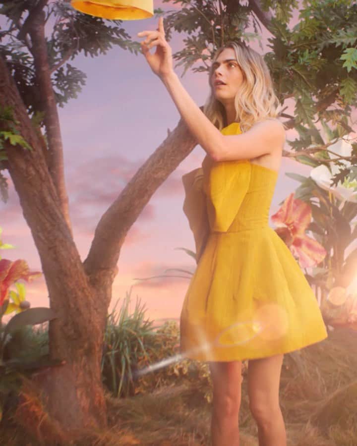 カーラ・デルヴィーニュのインスタグラム：「Enchantment at your fingertips ✨   Introducing @oscardelarenta to Luxury Stores at @AmazonFashion. Discover the Pre-Fall and Fall ’20 collections right from your phone, exclusively through the latest version of the Amazon app. . . . Video: @bunnykinney  Styling: @jasonbolden Makeup: @mollyrstern  Hair: @mararoszak  #AmazonPartner」