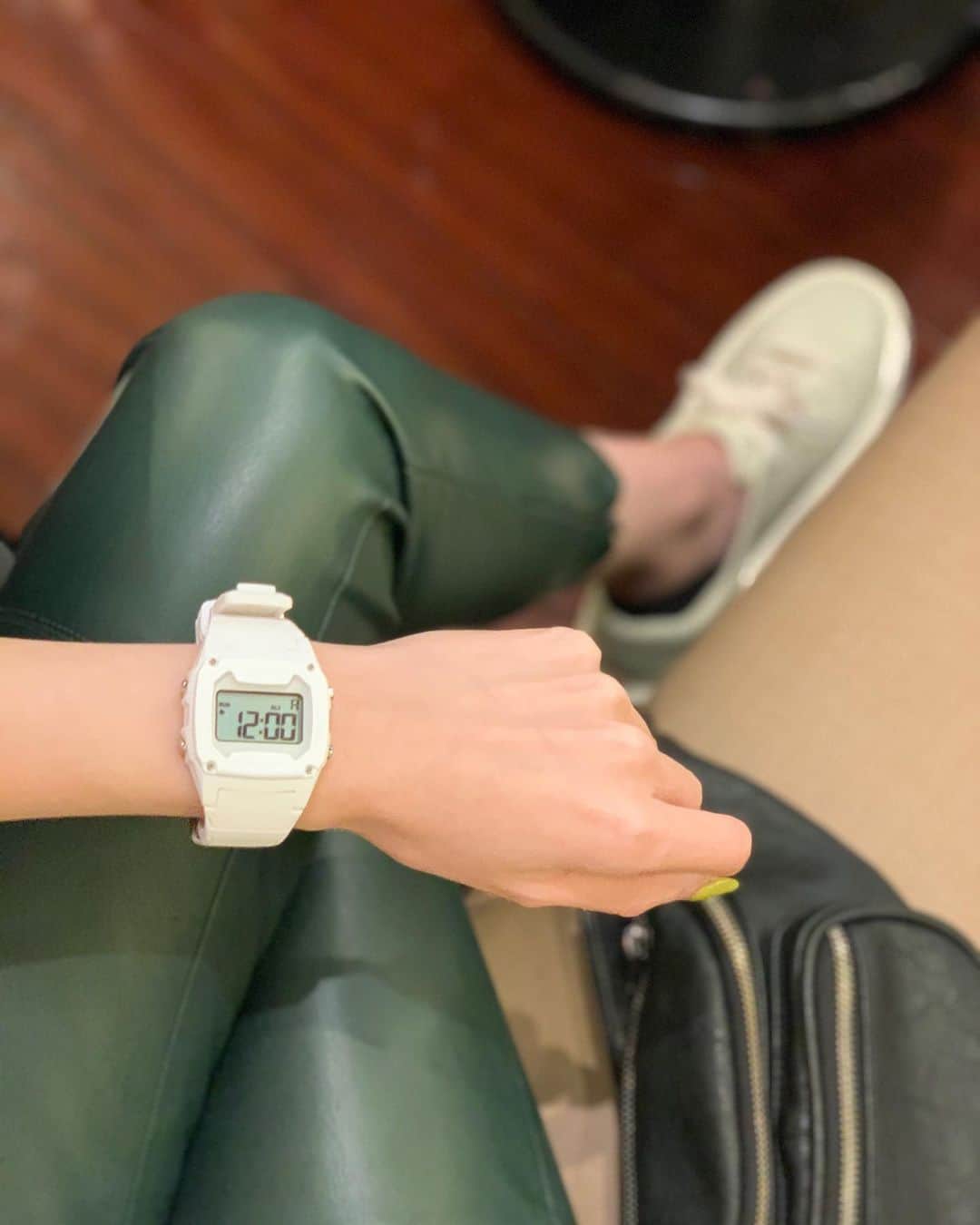 蒼あんなのインスタグラム：「れいなのDeepBlueSea3イベントでshark 🦈繋がりの @freestylewatches の時計を頂きました😂💓💓  カリフォルニアを代表するサーファーズウオッチで、サーファーのために考えられた時計らしい😲✨　すんごく軽くて丈夫で、これからサーフィンの時つけて行けて嬉しい~＼(^o^)／️🏄‍♂️🌊  這夏天終於沒有機會去海邊看來已經秋天來了😂😭但我得到 @freestylewatches 的手錶我還沒有放棄😤😂🏄‍♂️🌊✨   #freestylewatches #sharkclassic #surf #deepbluesea3 #ディープブルー3 #サメ #🦈」