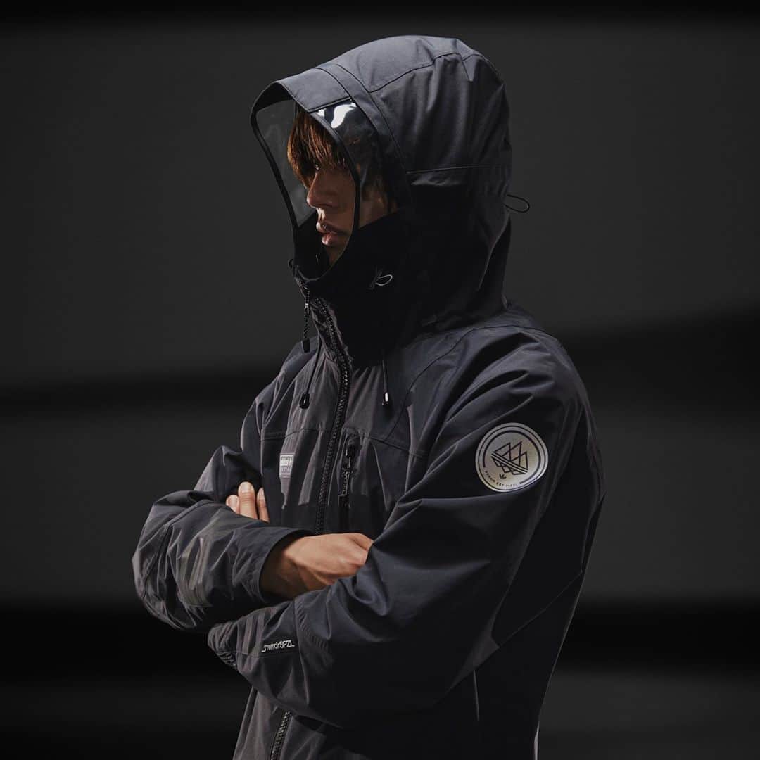 のインスタグラム：「@hypebeaststyle: @adidas Spezial has tapped British band @neworderofficial for a collaborative Fall/Winter 2020 capsule. Curated and designed by @gary.aspden, the range of apparel and footwear draws from the repeated three-block New Order ‘Tour’ graphic used for their recent live performances, while each product also features a co-branded sign-off. Head to the link in our bio to learn more about the collection from Aspden himself as he discusses the inspiration behind it and how he came to work with New Order, and look for the range to launch on September 18 via the adidas webstore.⁠⠀ Photo: Nick Griffiths/adidas Spezial」