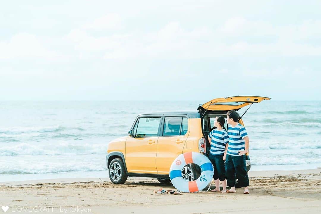 Lovegraph［ラブグラフ］さんのインスタグラム写真 - (Lovegraph［ラブグラフ］Instagram)「「黄色の車で、青い空と青い海と一緒に撮れたら最高だな～ってずっと思っていました☺️」とのことで車と一緒に📸🚗❤︎ ㅤㅤㅤ  ୨୧┈┈┈┈୨୧ ㅤㅤㅤ Lovegraphで撮影した過去のお写真を毎日投稿❁︎ ㅤㅤㅤ 姉妹アカウントもチェックしてください✩︎⡱ ㅤㅤㅤ 👶🏻 @lovegraph_kids 💍 @lovegraph_wedding 🤰 @lovegraph_maternity 📸 @lovegraph_academy  ㅤㅤㅤ ୨୧┈┈┈┈୨୧ ㅤㅤㅤ #Lovegraph #ラブグラフ #幸せな瞬間をもっと世界に ㅤㅤㅤ #カップルフォト #カップル写真 #カップルコーデ #浴衣 #浴衣デート #浴衣女子 #ロケーションフォト #エンゲージメントフォト#カップルフォト倶楽部 #前撮りポーズ #wedding #weddingphotography #photooftheday #写真好きな人と繋がりたい #いいね返し #カップルさんと繋がりたい #夏の思い出」9月15日 20時06分 - lovegraph_me