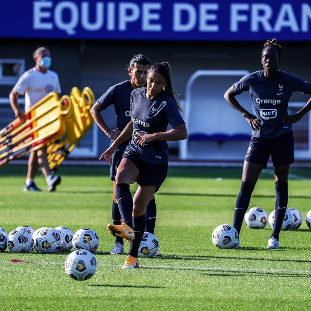 サッカー フランス代表チームさんのインスタグラム写真 - (サッカー フランス代表チームInstagram)「Premier entraînement sous le soleil de Clairefontaine pour nos Bleues ☀️ ! #FiersdetreBleues - Sunny training for les Bleues ☀️」9月15日 20時09分 - equipedefrance