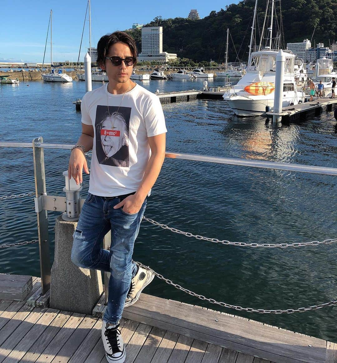 石鍋正寿のインスタグラム：「先日行ってきた、今年初の海🏖 楽しかったなー‼️   @litdepartmenttokyo のこのTシャツ 👕最近1番来てるかもしれない😎✨  何度も言うけど、、デニム＋白Tシャツの組み合わせが大好きだ✨  #litdepartmenttokyo #litdepttokyo」