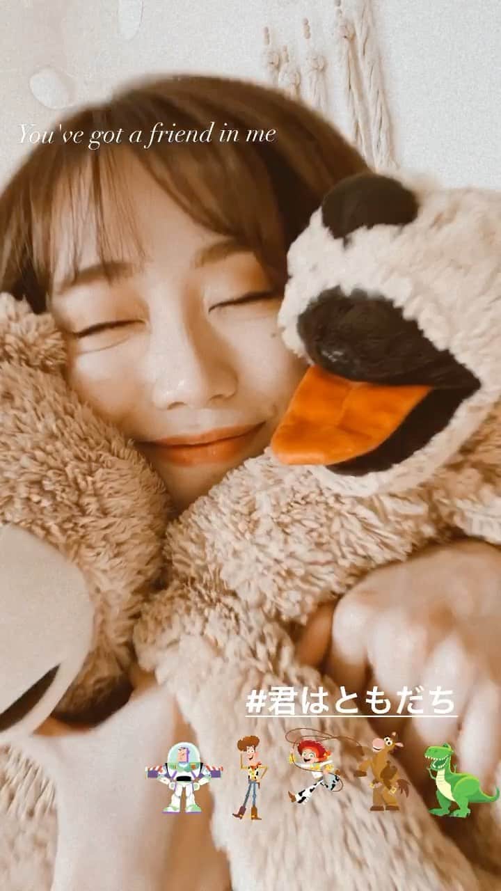 菜々香のインスタグラム：「私のともだち。ワンコとやりたかった！笑  うちの愛犬と似てるんだこのワンコ。  #君はともだち  #トイストーリー #youvegotafriendinme #reels #リール」