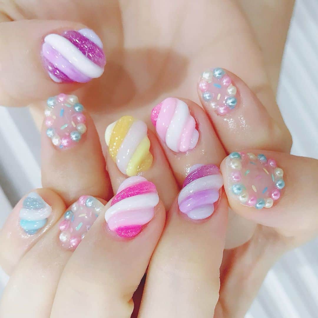 なかやまちえこのインスタグラム：「マシュマロとシュガースプレー🧁⠀ ⠀ （シュガースプレーはライナーカラーときまぐれハイリッチからmixして色を作りました）⠀ #nail #nails #nailart #ネイル #美甲 #ネイルアート  #japanesenailart #manucure #japanesenails #manicurist #gelnails #أظافر #네일아트 #미용 #vẽmóng #ngườiđẹp  #เพ้นท์เล็บ #искусствоногтя #artedeuñas #เพ้นท์เล็บเจล #ジェルネイルデザイン #ネイルデザイン #senikuku #nagelkunst #マシュマロネイル #スイーツネイル #sweetsnails」