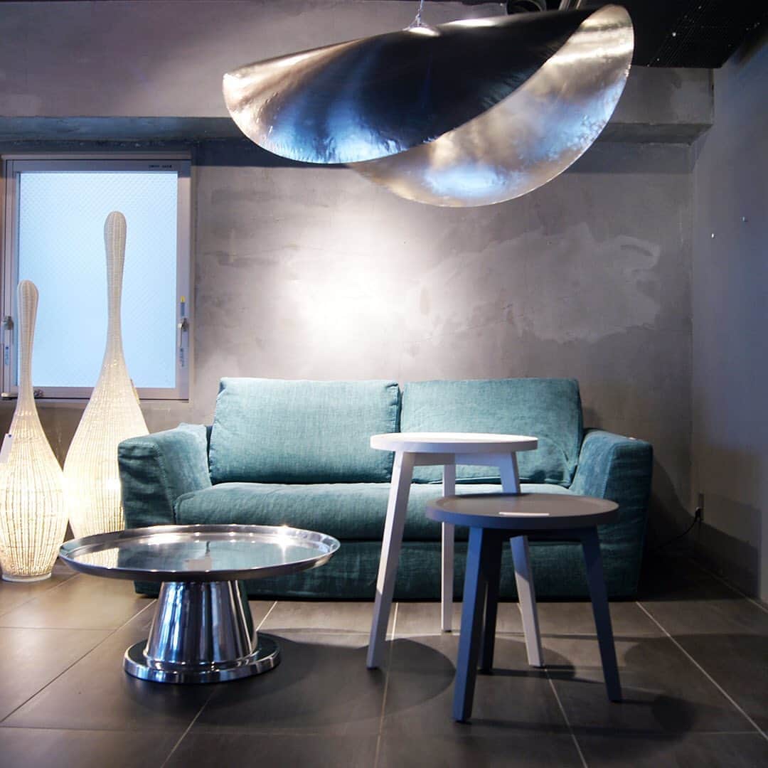 のインスタグラム：「【Products】  Sofa : MIK 10 Small Table : GRAY 42 / GRAY 44 / NEXT 141 Pendant Lamp : SILVER 96 Floor Lamp : BOLLA S / BOLLA M  【GERVASONI TOKYO】 〒107-0062 東京都港区南青山 6-8-8 Tel:03-6418-5764 Fax:03-3486-5074 営業時間：11:00~18:00(事前予約制) 火・水曜定休  ※ご来店は事前予約制を承っております。前日までにご予約をお願いいたします。 ※新型コロナウィルス感染拡大の状況に応じて営業時間・定休日を変更する場合がございます。 変更があり次第、弊社ホームページおよびSNSにてご案内させて頂きます。  GERVASONI TOKYO STOREは営業終了となりますが、GERVASONI社製品の取り扱い、販売は継続させて頂きますので、10月1日以降は下記までご連絡頂ければと存じます。  今後ともどうぞよろしくお願い致します。 ・ ・ ・ 【お問い合わせ先】 南陽オモビト株式会社 / GERVASONI TOKYO  〒107-0062 東京都港区南青山4-18-16 フォレストヒルズWESTWING B1 TEL：03-5413-3274 FAX：03-5413-3267 MAIL：info@gervasoni.jp ※2020年10月1日以降  #gervasoni #gervasoni1882 #gervasonijapan #gervasonitokyo #gervasonitour  #paolanavone #interior #interiordesign #madeinitaly #mohebbanmilano #instamood #instagood #picoftheday #archilovers #architecture #archiproducts #productdesign #photooftheday  #ジェルバゾーニ #ジェルバゾーニジャパン #ジェルバゾーニトーキョー #南青山 #東京 #インテリア #イタリア家具 #ソファ #椅子 #テーブル #お洒落さんと繋がりたい #インテリア好き」