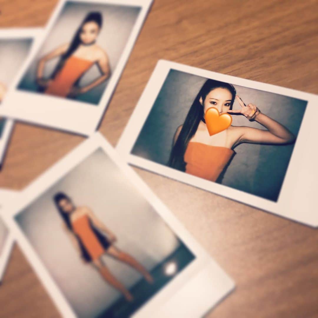 NOHANAのインスタグラム：「チラリ🧡 アムコスチェキいい感じ🥰 これから落書きもするよ〜🎨 17日まで限定で貴重なアムコスチェキgetできます！ ➡️https://checkme.official.ec/」
