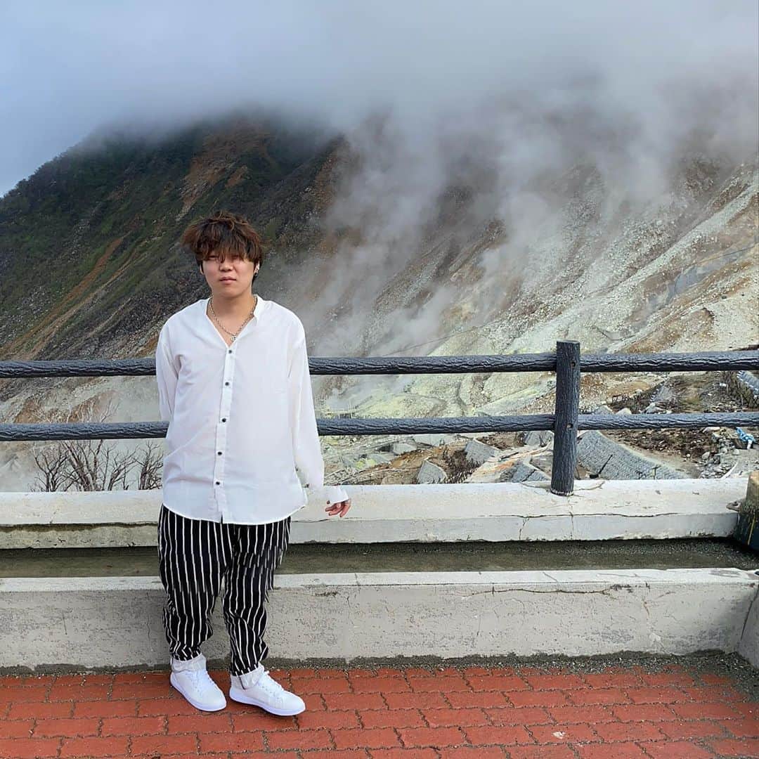 きんふんぱーりーさんのインスタグラム写真 - (きんふんぱーりーInstagram)「スタイル悪く見えるけど、服のせいでふよ？よ？？(過去画)  #箱根 #大涌谷 #温泉 #旅行」9月15日 20時23分 - toshi_kp