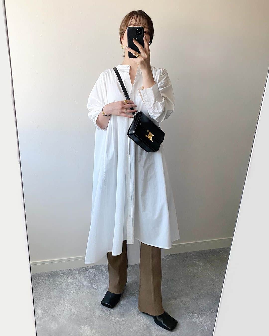 のインスタグラム：「2020.9.15 ・ 自分の価値観で強く艶やかに生きる そんな女性をイメージした新ブランド 『emur』エミュール ・ たっぷりの生地であしらわれたバンドカラーのシャツワンピースは 後ろ丈が長いからより美しいAラインシルエットが💕 ・ ボトムにはニュアンスカラーに惹かれたニットパンツを。 ニットでありながら裾広がり&センタープレスで、美脚・脚長効果が嬉しい1着🥺 ・ STYLEVOICE.COM @stylevoice_official で購入できます◎ ・ one-piece,pants #STYLEVOICE#emur bag #celine shoes #zara」