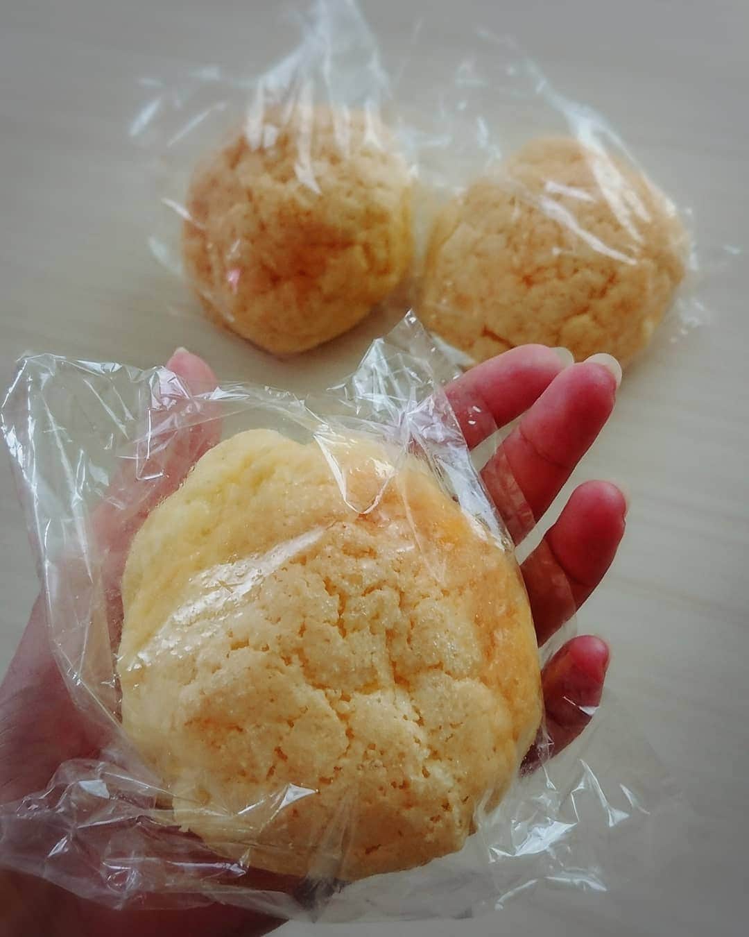 中田有紀さんのインスタグラム写真 - (中田有紀Instagram)「メロンパンって昔から大きいイメージがあって、食べている途中で飽きてしまうけど、このくらいのサイズなら食べやすくていい😊👍 #メロンパン #手のひらサイズ #街のパン屋さん」9月15日 20時26分 - akinakada0508