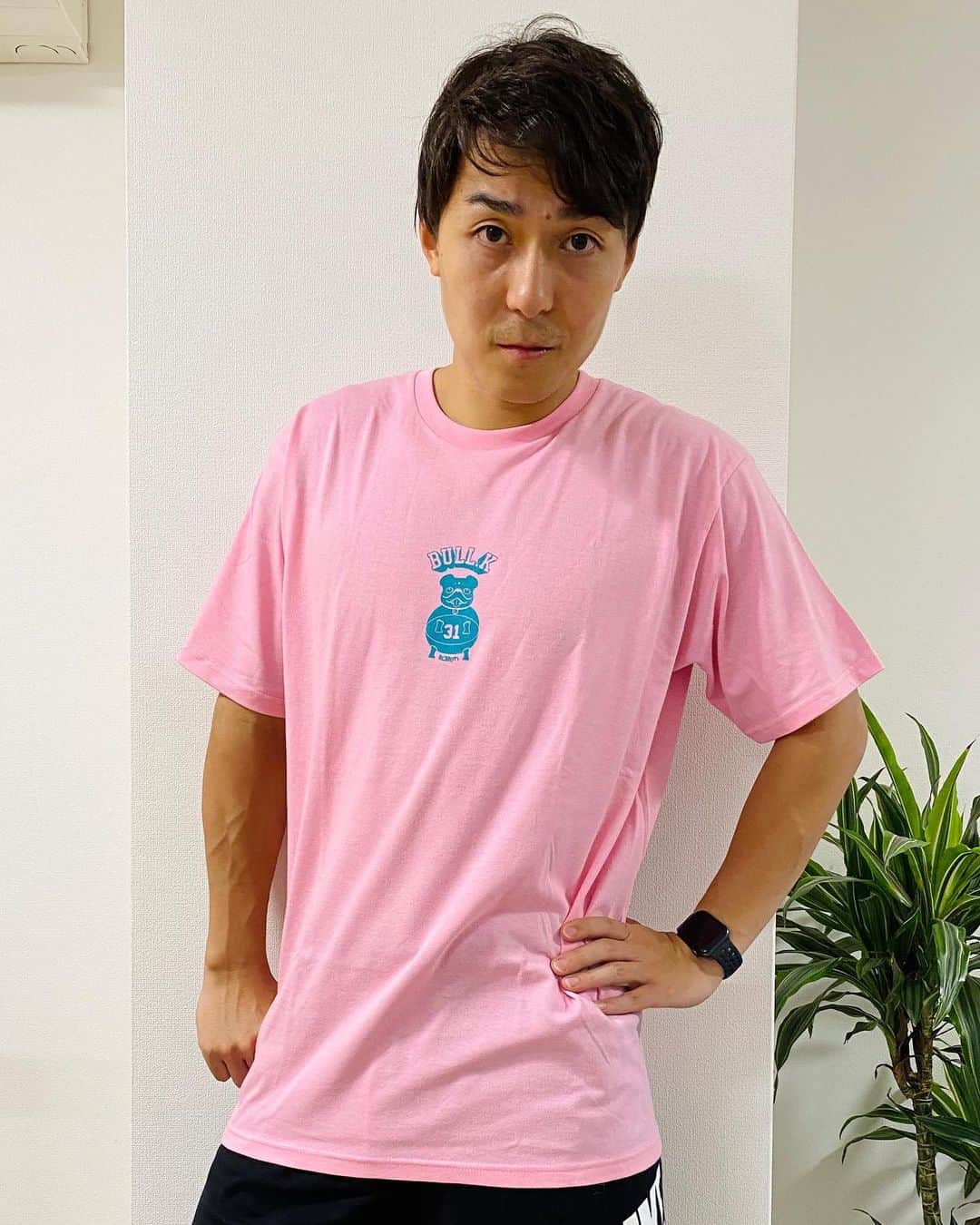 高畠佳介のインスタグラム：「みなさん！  購入の仕方がわからない方々が多いみたいなので、再度流します！ 購入の仕方は、 @tipoff_tsuru さんのページに行ってそのトップページにあるURLからYahooショッピングに飛んでください！そこにカテゴリの一覧を開いたら　Яe：birth×BULL-K がありますので、そこを押してもらうとあります！！  それか、Yahooショッピングで　Tipoff と調べていただくと出てくると思いますので、よろしくお願いします！！  #bulldog  #ブルドック #オリジナルTシャツ @ksym_dsnlab  @tipoff_tsuru」