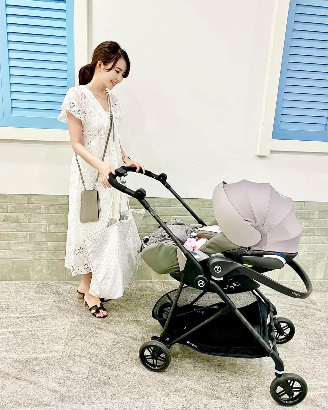 Nahoさんのインスタグラム写真 - (NahoInstagram)「* 娘のお世話用品を買いに#ベビザラス に行った時👶🏻❤️  ワンピースは @mai_inoue さんのブランド#liberta の物です✨ レースのデザインが可愛くて 前ボタンなので授乳もできてありがたい☺️ 産後は#前開きワンピース ばっかりです😂  @bandolierstyle.jp は携帯とポーチを肩からかけれて本当に便利😍 携帯ケースにはICカードなど2枚入れることができ、スーパーのお買い物もこれだけです💕  @cybex_japan のベビーカーは メリオを使っていましたが、#クラウドZ i-Size 買い増しして取り付けました☺️ 今までタクシーに乗る時は、抱っこ紐を付け直してベビーカーは畳んで...と せっかく寝ている👶🏻を起こしてしまっていましたが、これに変えてからはそのまま取り外してシートベルト固定ができ、 座敷のお店にはそのまま置いておけるのですごく便利で感動しています☺️  #サイベックス #サイベックスメリオ #バンドリヤー #ベビーカー #トラベルシステム #令和2年ベビー #ママ友 #ママライフ #生後3か月 #出産 #2020夏ベビー #女の子のママ #2020baby #新米ママ #第一子 #0歳児  #6月生まれ #赤ちゃんのいる生活」9月15日 20時28分 - naho_417