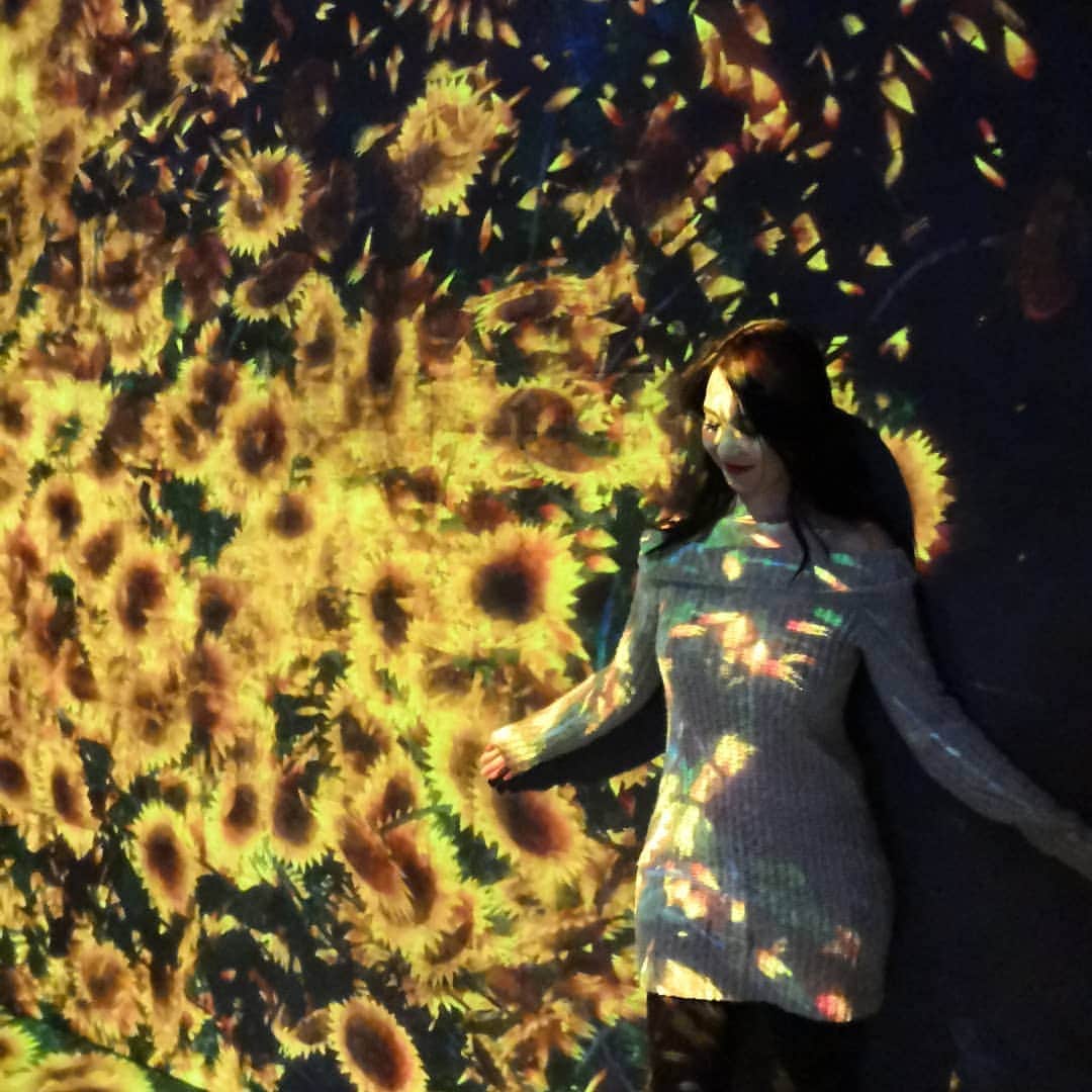 のインスタグラム：「“One day you’ll look back and see that all along you were blooming.” 🌻 @teamlab_borderless  焦らなくて良い、辛い時期でも必ず花が咲いていると気づく時期があるから。  自分を成長に繋がる辛いことにはぐっと我慢😌  自分を成長させない物事には、勇気を持ってさようなら👋」