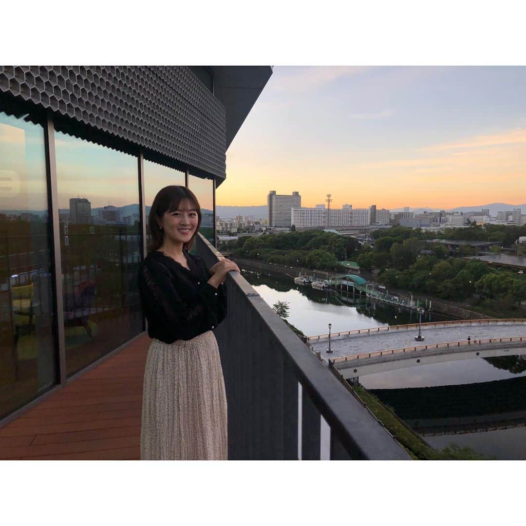中村秀香のインスタグラム：「今朝は #すまたん お天気担当でした！ ありがとうございました😊  日の出の時刻がだんだんと 遅くなってきています… 写真は5時40分頃の写真☀️ 無加工でも綺麗な空です。  明日は #すまたん スタジオ（エンタメ）担当！ よろしくお願い致します✨」