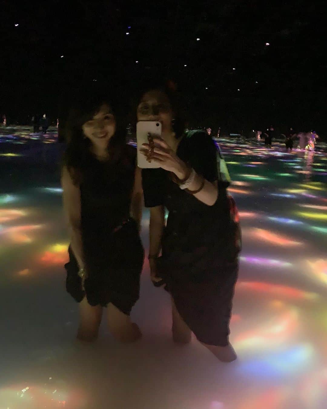 sachi♡さんのインスタグラム写真 - (sachi♡Instagram)「♡_  先日、たーたん @moncabitata と アートなデートをして来たよー♡  東京・豊洲の「水に入るミュージアム」 teamLab Planets TOKYO @teamlab.planets   光と映像と音響が一体となった幻想的な空間は 息を呑むほど綺麗だったー✨  この日も残暑がキツかったんだけど 水に入るアートもあるから冷んやり涼しくて 楽しかったなー♬  スワイプ4枚目の光の鯉が美しく泳ぐ 幻想的な空間の裏側では スワイプ5枚目スカートたくし上げて2人共必死🤣  スキニーパンツ👖は厳禁だよ😂 でも短パン🩳の貸し出しもあるよ！！  風船のエリアでは童心に帰ってはしゃいじゃった🎈  30分毎の日時指定電子チケットによる 「事前予約制」で入場人数も制限されてるから 安心して楽しめるよ♡  9/18(金)まで チームラボプラネッツ公式サイトで チケット購入時に クーポンコード『planets』入力で 30%OFFになるから是非遊びに行ってみてね♡  #チームラボプラネッツ #チームラボ豊洲 #pr #アートデート #豊洲 #おちびコーデ #Sサイズコーデ #低身長コーデ #お洒落さんと繋がりたい #アラフォーコーデ #アラフィフコーデ #アラフィフ #アラフィーコーデ #jマダムのおしゃれ #美容モデル #ミセスモデル #読者モデル #大人女子 #美魔女 #美女友」9月15日 20時37分 - nail_salon_felice04