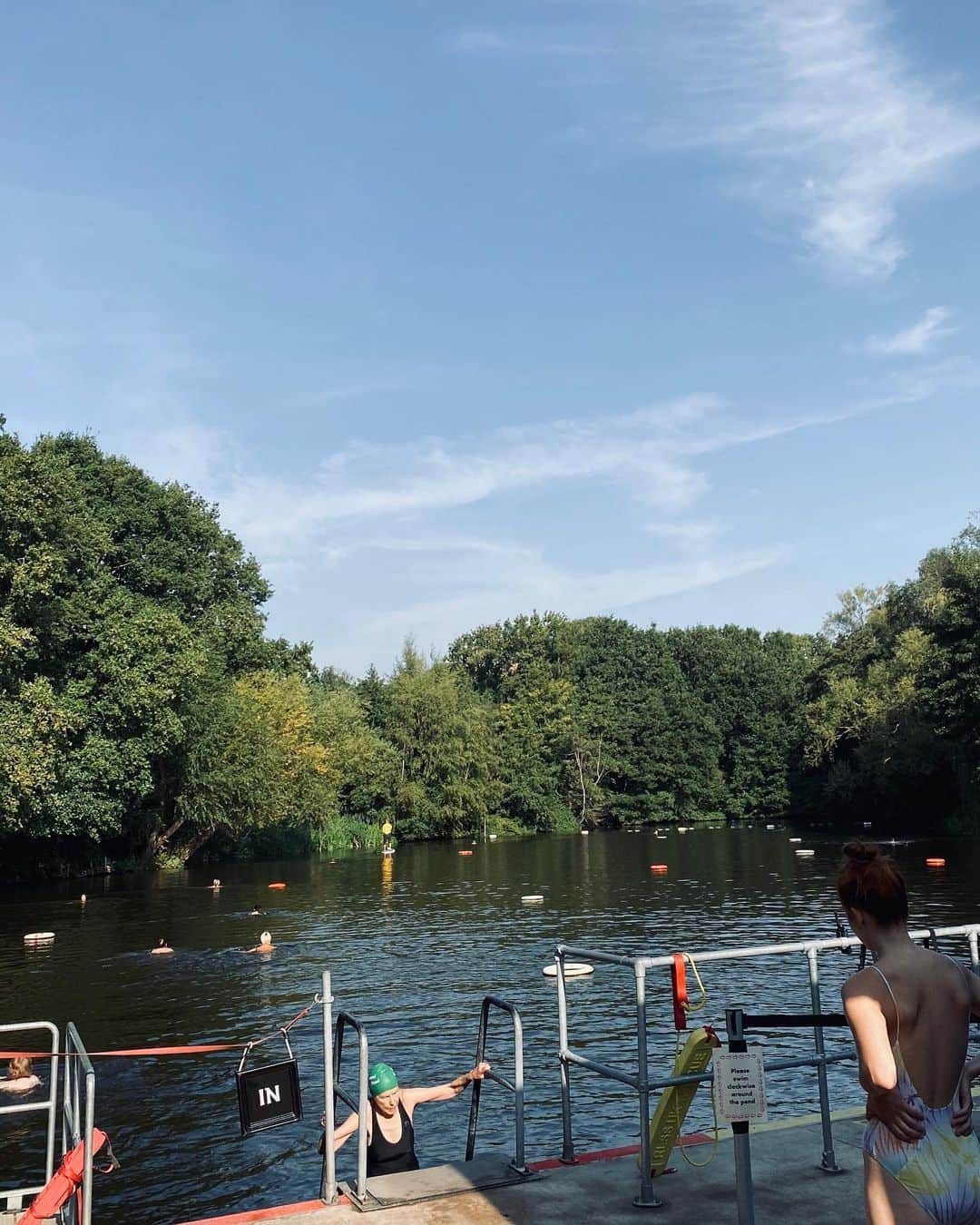 ジュリア・レストイン・ロイトフェルドさんのインスタグラム写真 - (ジュリア・レストイン・ロイトフェルドInstagram)「Nothing better to hold onto the last days of summer than a morning swim in Hampstead Heath's Kenwood Ladies Pond (and 16•C water )🏊🏻‍♀️🦆」9月15日 20時32分 - juliarestoinroitfeld