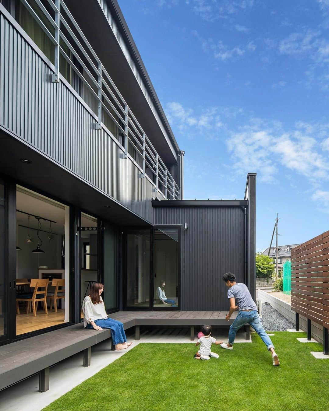 ルポハウス一級建築士事務所さんのインスタグラム写真 - (ルポハウス一級建築士事務所Instagram)「・ ・ ・ 黒いガルバリウムに映える生き生きとした緑。 ・ リビングから広がるお庭で家にいながら自然と緑に触れ合える環境は、子どもへのステキなプレゼントかもしれません。 ・ ・ ・ ルポハウスの施工事例をもっと見てみたい方は こちらまで☞ @reposhouse ・ #ルポハウス は#ちょっとかっこいい家 を"友人のために"という思いでつくっています。 ・ 一生に一度の#マイホーム。 「あなたにしかできない」×「ルポハウスだからできる」で、私たちだけの#家づくり を思いっきり楽しんでみませんか？！ ・ ・ ・ #家 #注文住宅 #新築一戸建て#デザイナーズ住宅 #一級建築士事務所 #設計事務所 #instahouse #滋賀 #大津 #草津 #栗東#焼杉 #焼杉外壁 #ガルバリウム外壁 #ガルバリウム#ガルバ#外観デザイン #外観デザイン #中庭 #中庭のある家」9月15日 20時32分 - reposhouse