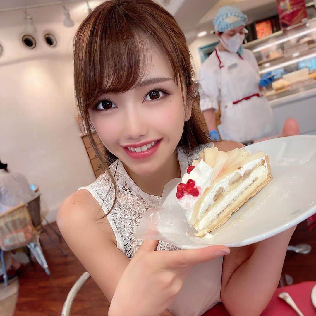 らんたろーさんのインスタグラム写真 - (らんたろーInstagram)「彼女とカフェなうに使ってもいいよ🤣🤣❤❤笑  今日はだいすきな、キルフェボンに♥友達と( ੭ ･ᴗ･ )੭🍰❤ 普通のケーキよりタルトが好き♥  キルフェボンのケーキはほんまに毎日食べたい！なんこでも食べれる(><)💚💚 なんでこんなに美味しいの？？  お誕生日プレゼントももらって、 幸せな休日でした🦖☆彡.。  友達が昔、テニス部でテニスやろう！ってことに なったからテニスにも挑戦しよう🎶  運動大嫌いやったけど、ゴルフにもはまれたから いろんなことに挑戦するんだー🥰💙たのしみ🎶   #とある休日 #幸せ #ゴルフ女子 #ゴルフ女子と繋がりたい #キルフェボン #キルフェボン京都 #京都カフェ #テニス女子 #ありがとう ❤」9月15日 20時33分 - golf_tarochan