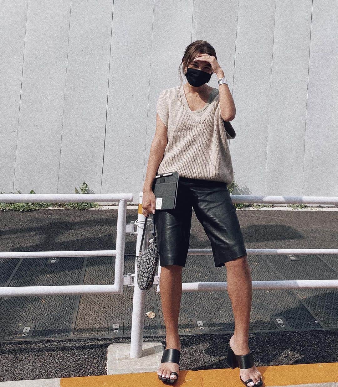 小竹麻美のインスタグラム：「ニットとレザーで ちょっとずつ秋っぽ〜🍂✨ な打ち合わせディ👩🏽‍💻  #ootd#akte#アクテ」