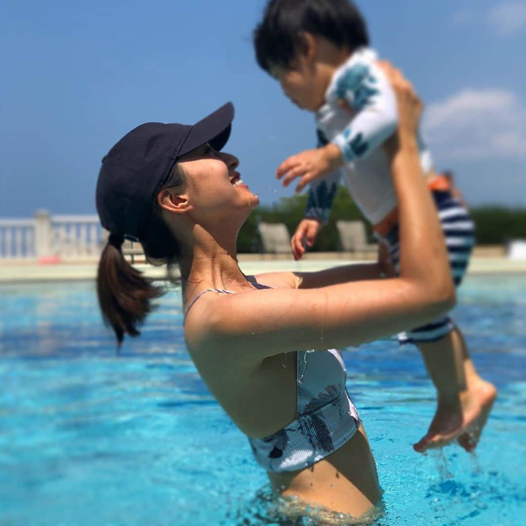 福間文香のインスタグラム：「夏、名残惜しい🥺🍉🌻  けどやっと夕方涼しくなってきて 公園行きやすい🥺👍👦🏻  #公園遊び #遊具で遊ばない  #もっぱら階段上り下り #滑り台も登りたい #ベビースイミングも始めたよ🏊‍♀️」