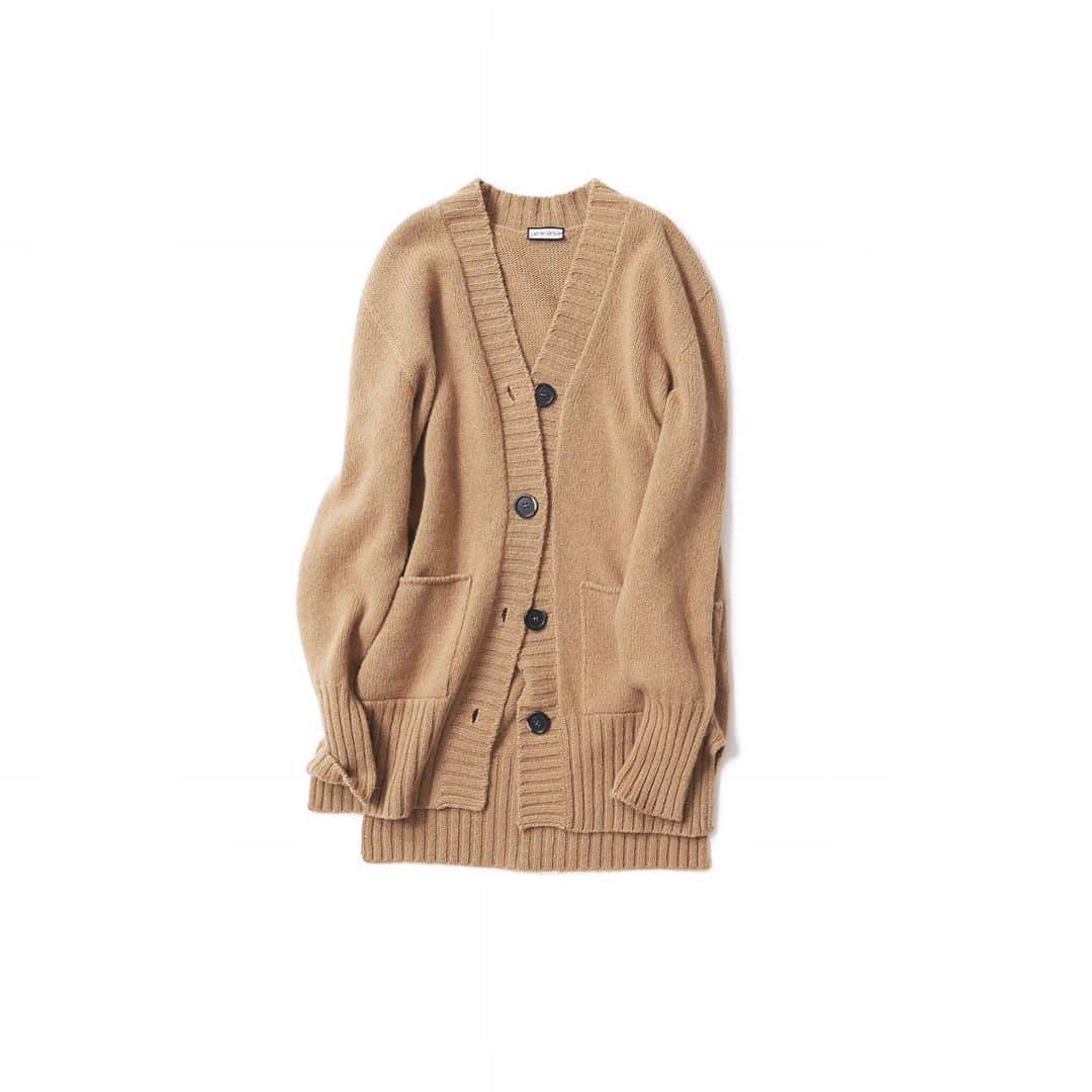 のインスタグラム：「・ New♦️Arrival・ ・ ♦︎annina アンニーナ／Vネックロングカーディガン（CAMMELLO） ・ イタリア・ミラノから北に向かった美しい町「ベルガモ」の60年代から続く老舗のニットファクトリーブランド。こちらは、ハイクオリティのメリノウールとアンゴラ混素材を使用したミドル丈のVネックカーディガンです。 アンゴラ特有のしっとりとした優しい風合いと、サイドに縫い目がないホールガーメントの仕立てで軽く、あたたかい快適な着心地。 秋口にはライトアウター代わりとして、冬にはコートのインナーとしても着用できるオススメのアイテムです。  ・ #kkcloset #kkshop #菊池京子 #kyokokikuch #coordinate #code #ootd #outfit #kotd #カジュアル #follow #style #fashion #ファッション #秋冬 #happy #cardigan #knit  #camel #italy #relax」