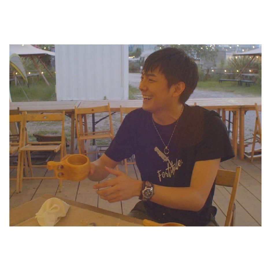 のインスタグラム：「楽しそうだねこの人。 今夜は焚火に「着火」させるんだけど、ニコニコしてたけどめちゃくちゃ失敗しないか緊張してたんだよね。 放送でチェックしてね。笑  #キャンプ #ファイヤースターター  #フェザースティック #ティンダーウッド #楽しそうだねこの人」