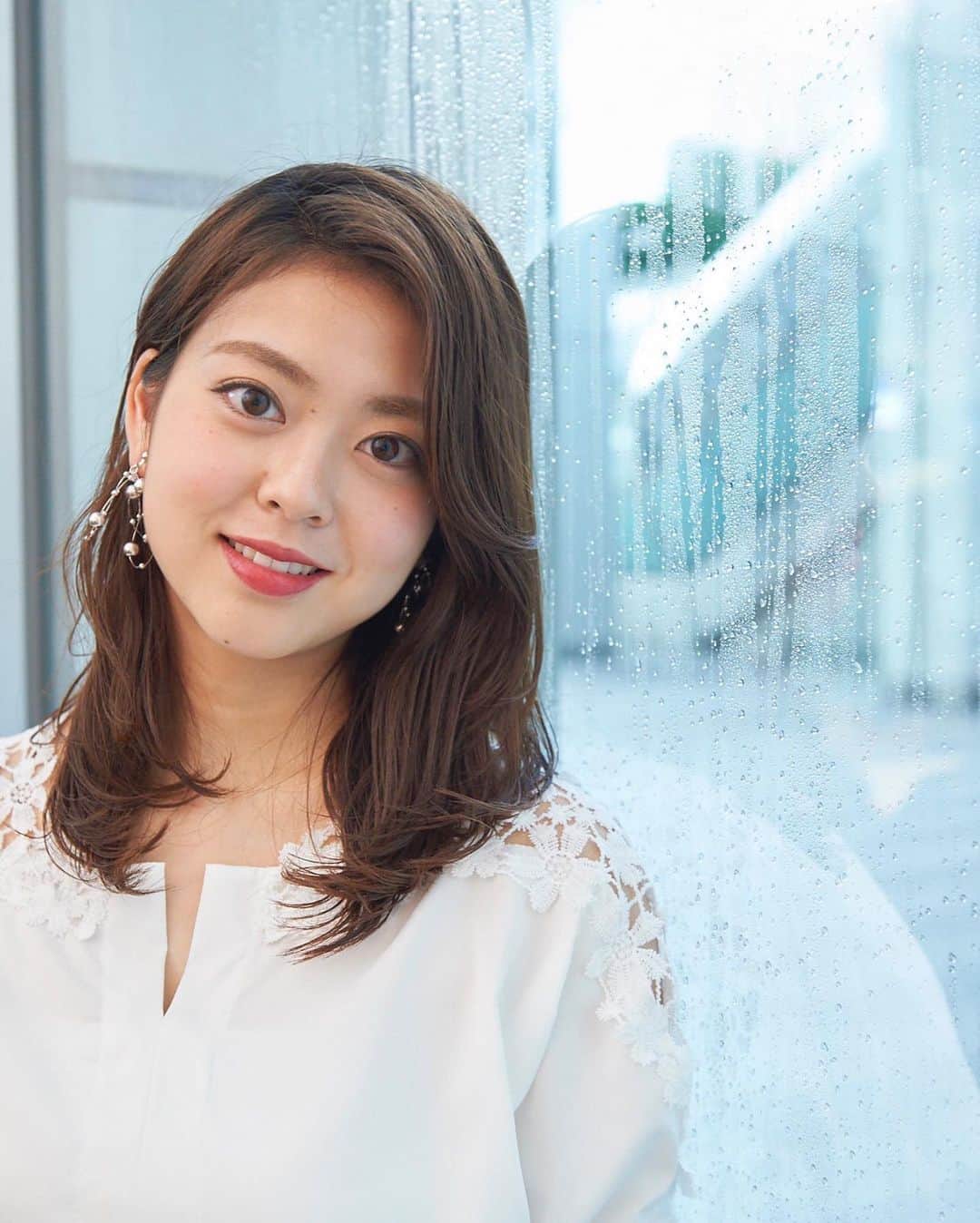 フジテレビアナウンサーのインスタグラム：「. フジテレビ女性アナウンサーカレンダー2020 撮影の裏側🎬をご紹介… 今日は、6月編💭  雨降るカフェでしっとり笑顔を浮かべるのは、アナウンス室No. 1の元気印👍杉原アナ😁 杉原アナを盛り上げるため、いや、照れて笑い出したり変顔したりしないように？たくさんの仲間が見守りました☺️  実は撮影時、『雨の窓辺、アンニュイな表情の杉原アナ』を演出するため、新人だった🔰堀池アナがリポートをしながら、窓に雨粒がつくように水を撒いていたのです🚿😆💦  そんな様子が分かるかも😁👇 恒例カレンダー撮影の裏側リポートは FODアナマガにて配信中です🎥 https://fod-sp.fujitv.co.jp/s/genre/announcer/sera002/a002110042/  ご自宅にいながら、お台場めぐりができる フジテレビ女性アナウンサーカレンダー2020 そして！！ フジテレビ女性アナウンサーカレンダー2021～Welcome to Fuji Television～　 をよろしくお願いいたします☺️ ‪‪※10‬月‪6日‬より全国書店にて販売開始予定、フジテレビショップ‪10‬月‪5日‬より先行販売予定！‬ ‪‪フジテレビ公式通販サイト「フジテレビe！ショップ」では9‬月‪14日より予約受付を開始します。‬‬  #杉原千尋　@chihiro.sugihara」