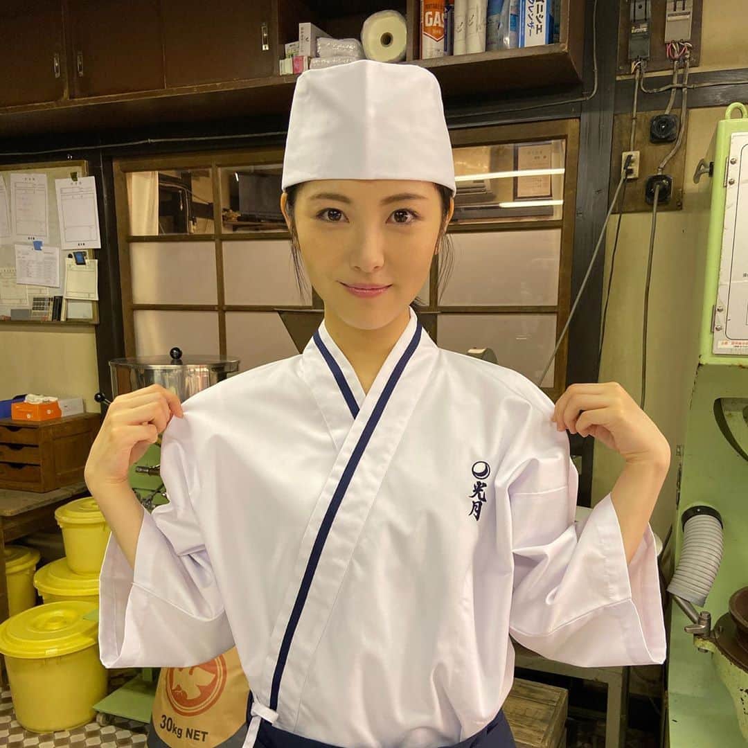 【公式】私たちはどうかしているのインスタグラム：「﻿ ‪オフショ公開‼️本日はこちら😊‬﻿ ﻿ ‪#念願の作業着に‬﻿ ‪#ウキウキの美波ちゃん💕‬﻿ ‪#光月庵職人レンジャー‬﻿ ‪#揃いました✨‬﻿ ‪#明日ついに正体を明かす七桜ちゃん😳‬﻿ ‪#椿との運命はっ⁉️‬﻿ ‪#Twitterにアザーあります📷‬﻿ ‪#私たちはどうかしている ‬﻿ ‪#わたどう‬﻿ ‪#浜辺美波‬﻿ ‪#横浜流星‬﻿ ‪#高杉真宙‬﻿ ‪#和田聰宏‬﻿ ‪#岡部たかし‬﻿ ‪#前原滉‬﻿ ‪#草野大成‬﻿ ‪#第6話明日夜10時‬」
