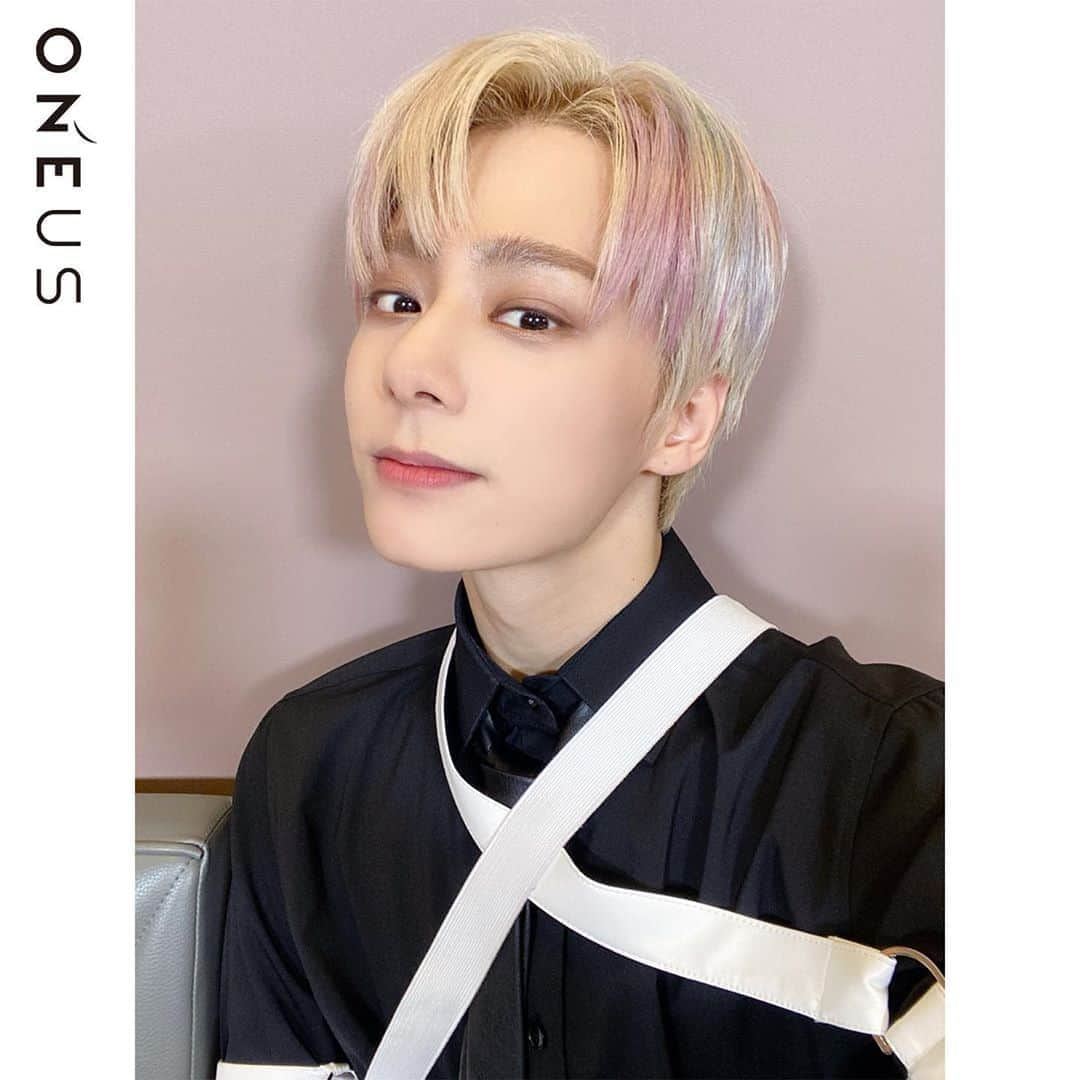 KISS Entertainmentさんのインスタグラム写真 - (KISS EntertainmentInstagram)「[#ONEUS]  #HWANWOONG✨  今回のアルバムの準備をしながら、より一層成長して、大人になったと感じてたのですが！それだけ一生懸命準備した今回のアルバム、沢山聴いて愛してください~❤  이번 앨범 준비를 하면서 한층 더 성장하고 성숙해졌다는 생각을 많이 했는데요! 그만큼 열심히 준비한 이번 앨범 많이 들어주시고 사랑해주세요~❤  #원어스 #LIVED #TOMOON #투문 #투올낫 #TO_BE_OR_NOT_TO_BE #kissent」9月15日 12時00分 - kissent_official