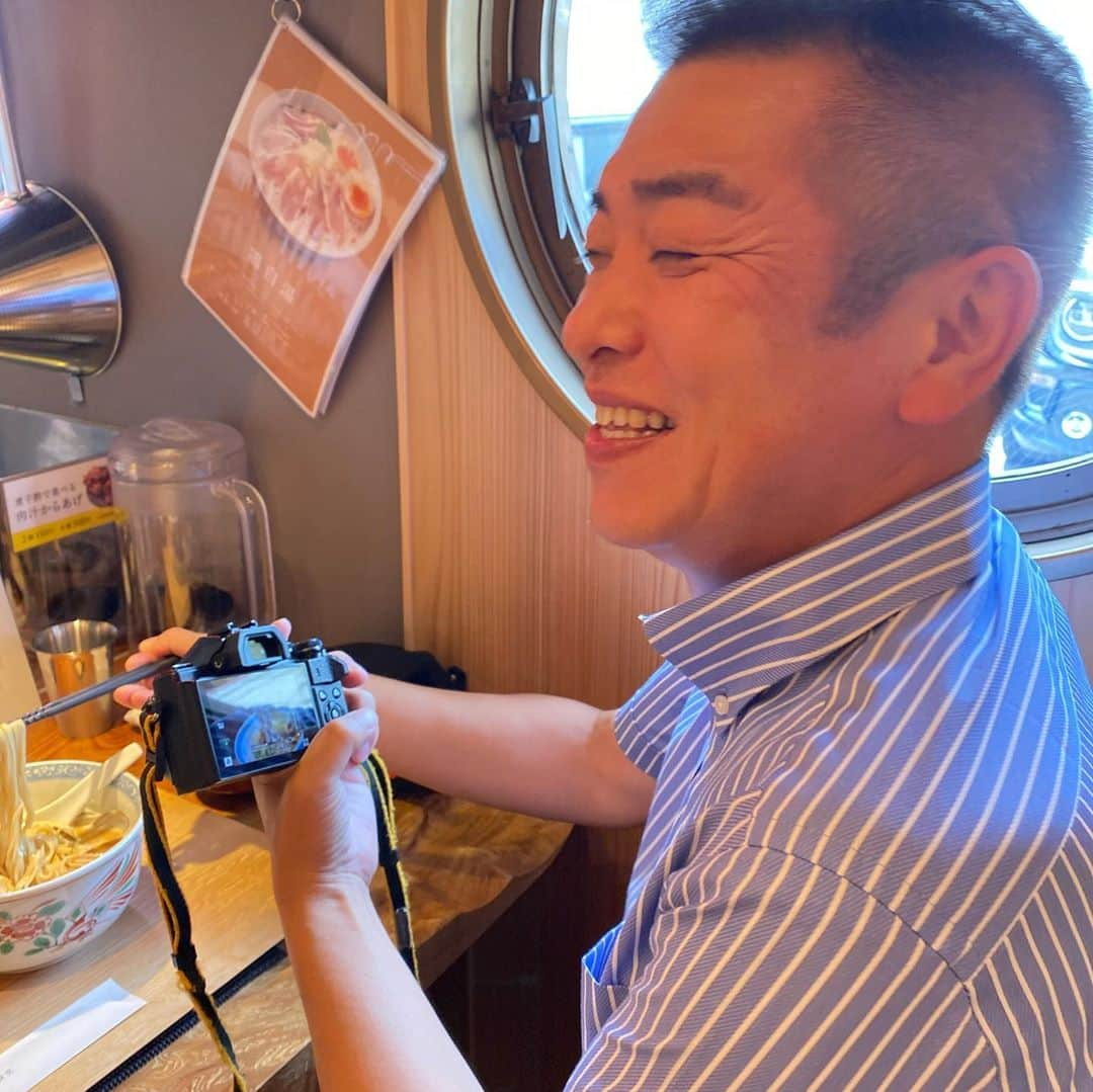 山岸久朗さんのインスタグラム写真 - (山岸久朗Instagram)「布施駅前に、鶏白湯専門ラーメンが9月19日にオープン❗️ご招待いただき、レセプションに珍しく参加。 ラーメンも唐揚げも鶏丼も全部こだわりが凄くてほんまに美味い❣️再訪必至！ インスタグラマーの裏側を撮るインスタグラマーの裏側を撮られました。笑笑 #島田製麺食堂鶏白湯専門店 #島田製麺食堂 #鶏白湯 #ラーメン #レセプション #オープニングレセプション #m三郎 #mのランチ #布施 #布施駅 #布施明 #布施グルメ #布施ランチ #布施ラーメン #東大阪 #東大阪市 #東大阪ランチ #東大阪グルメ #東大阪ラーメン #大阪グルメ #大阪ランチ #大阪ラーメン  #山岸久朗 #山岸弁護士 #山岸弁護士が飯テロ中」9月15日 11時55分 - yamaben