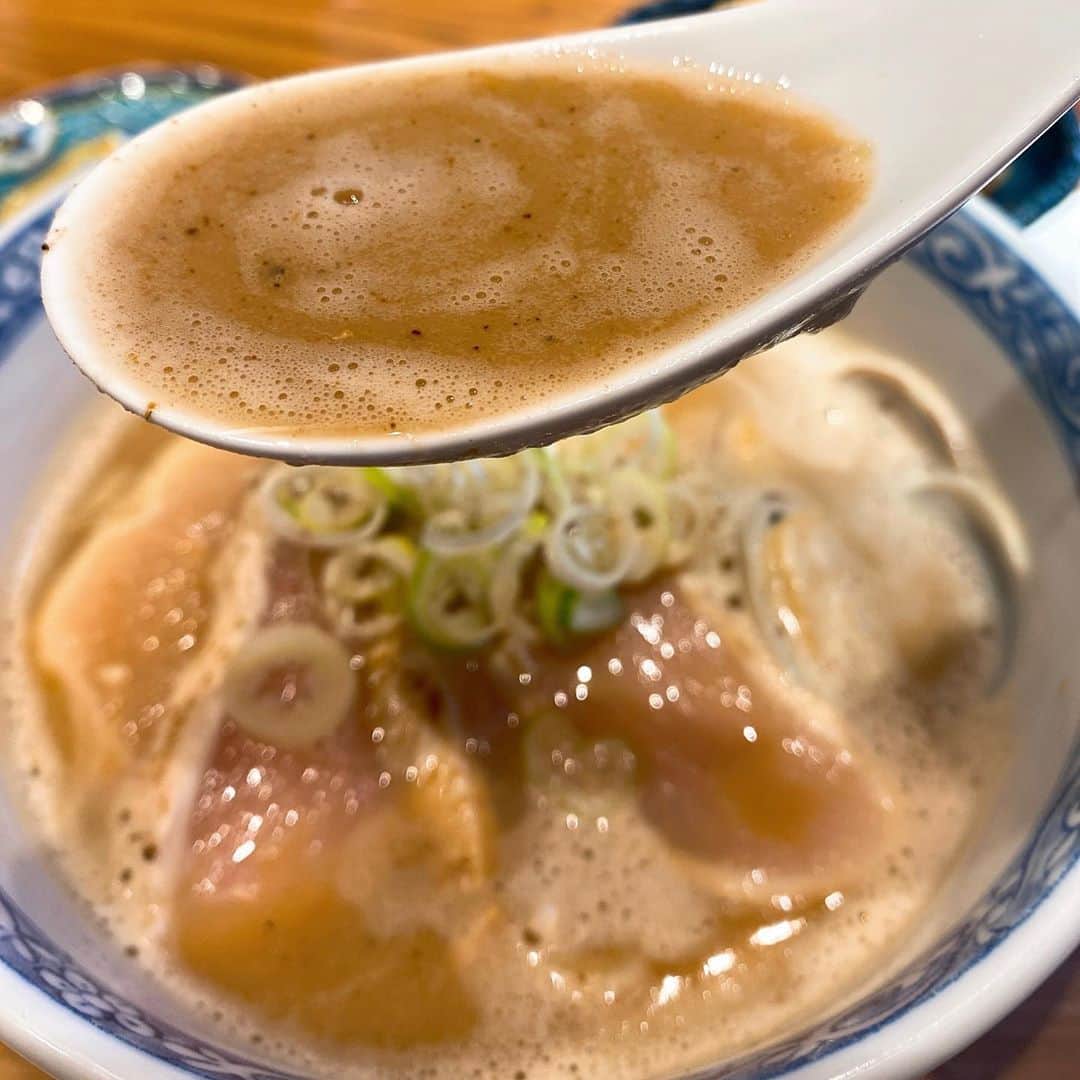山岸久朗さんのインスタグラム写真 - (山岸久朗Instagram)「布施駅前に、鶏白湯専門ラーメンが9月19日にオープン❗️ご招待いただき、レセプションに珍しく参加。 ラーメンも唐揚げも鶏丼も全部こだわりが凄くてほんまに美味い❣️再訪必至！ インスタグラマーの裏側を撮るインスタグラマーの裏側を撮られました。笑笑 #島田製麺食堂鶏白湯専門店 #島田製麺食堂 #鶏白湯 #ラーメン #レセプション #オープニングレセプション #m三郎 #mのランチ #布施 #布施駅 #布施明 #布施グルメ #布施ランチ #布施ラーメン #東大阪 #東大阪市 #東大阪ランチ #東大阪グルメ #東大阪ラーメン #大阪グルメ #大阪ランチ #大阪ラーメン  #山岸久朗 #山岸弁護士 #山岸弁護士が飯テロ中」9月15日 11時55分 - yamaben