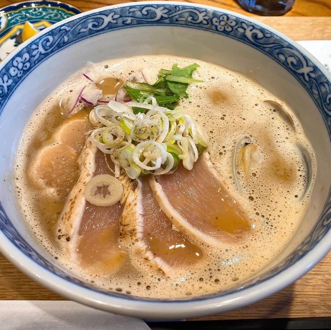 山岸久朗さんのインスタグラム写真 - (山岸久朗Instagram)「布施駅前に、鶏白湯専門ラーメンが9月19日にオープン❗️ご招待いただき、レセプションに珍しく参加。 ラーメンも唐揚げも鶏丼も全部こだわりが凄くてほんまに美味い❣️再訪必至！ インスタグラマーの裏側を撮るインスタグラマーの裏側を撮られました。笑笑 #島田製麺食堂鶏白湯専門店 #島田製麺食堂 #鶏白湯 #ラーメン #レセプション #オープニングレセプション #m三郎 #mのランチ #布施 #布施駅 #布施明 #布施グルメ #布施ランチ #布施ラーメン #東大阪 #東大阪市 #東大阪ランチ #東大阪グルメ #東大阪ラーメン #大阪グルメ #大阪ランチ #大阪ラーメン  #山岸久朗 #山岸弁護士 #山岸弁護士が飯テロ中」9月15日 11時55分 - yamaben