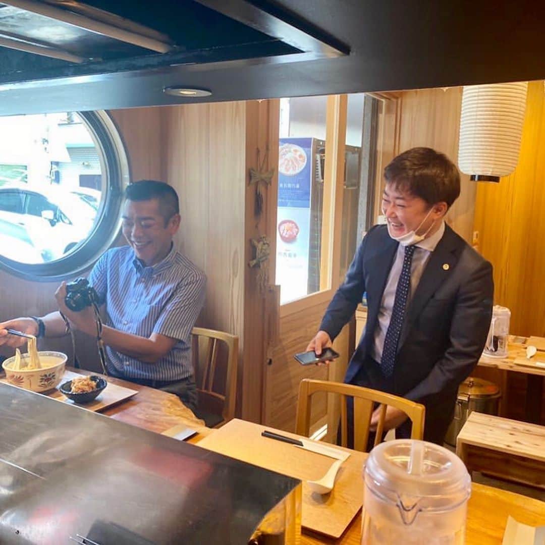 山岸久朗さんのインスタグラム写真 - (山岸久朗Instagram)「布施駅前に、鶏白湯専門ラーメンが9月19日にオープン❗️ご招待いただき、レセプションに珍しく参加。 ラーメンも唐揚げも鶏丼も全部こだわりが凄くてほんまに美味い❣️再訪必至！ インスタグラマーの裏側を撮るインスタグラマーの裏側を撮られました。笑笑 #島田製麺食堂鶏白湯専門店 #島田製麺食堂 #鶏白湯 #ラーメン #レセプション #オープニングレセプション #m三郎 #mのランチ #布施 #布施駅 #布施明 #布施グルメ #布施ランチ #布施ラーメン #東大阪 #東大阪市 #東大阪ランチ #東大阪グルメ #東大阪ラーメン #大阪グルメ #大阪ランチ #大阪ラーメン  #山岸久朗 #山岸弁護士 #山岸弁護士が飯テロ中」9月15日 11時55分 - yamaben