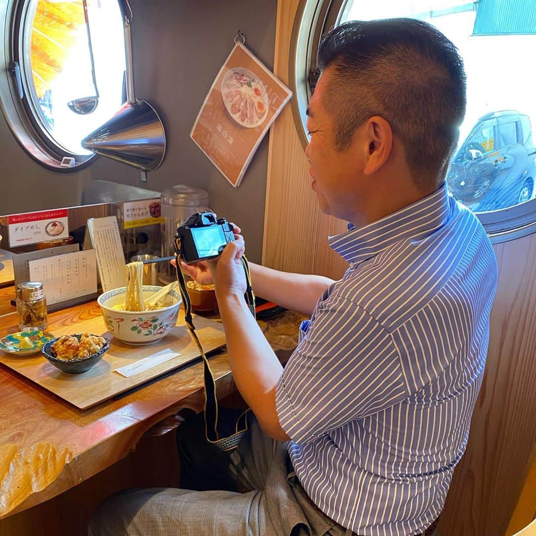 山岸久朗さんのインスタグラム写真 - (山岸久朗Instagram)「布施駅前に、鶏白湯専門ラーメンが9月19日にオープン❗️ご招待いただき、レセプションに珍しく参加。 ラーメンも唐揚げも鶏丼も全部こだわりが凄くてほんまに美味い❣️再訪必至！ インスタグラマーの裏側を撮るインスタグラマーの裏側を撮られました。笑笑 #島田製麺食堂鶏白湯専門店 #島田製麺食堂 #鶏白湯 #ラーメン #レセプション #オープニングレセプション #m三郎 #mのランチ #布施 #布施駅 #布施明 #布施グルメ #布施ランチ #布施ラーメン #東大阪 #東大阪市 #東大阪ランチ #東大阪グルメ #東大阪ラーメン #大阪グルメ #大阪ランチ #大阪ラーメン  #山岸久朗 #山岸弁護士 #山岸弁護士が飯テロ中」9月15日 11時55分 - yamaben