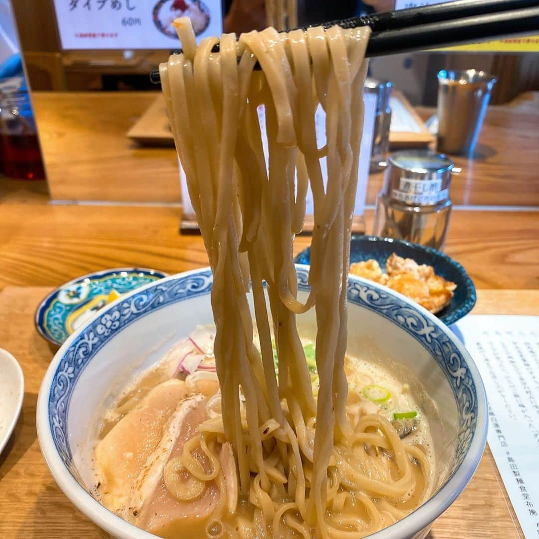 山岸久朗さんのインスタグラム写真 - (山岸久朗Instagram)「布施駅前に、鶏白湯専門ラーメンが9月19日にオープン❗️ご招待いただき、レセプションに珍しく参加。 ラーメンも唐揚げも鶏丼も全部こだわりが凄くてほんまに美味い❣️再訪必至！ インスタグラマーの裏側を撮るインスタグラマーの裏側を撮られました。笑笑 #島田製麺食堂鶏白湯専門店 #島田製麺食堂 #鶏白湯 #ラーメン #レセプション #オープニングレセプション #m三郎 #mのランチ #布施 #布施駅 #布施明 #布施グルメ #布施ランチ #布施ラーメン #東大阪 #東大阪市 #東大阪ランチ #東大阪グルメ #東大阪ラーメン #大阪グルメ #大阪ランチ #大阪ラーメン  #山岸久朗 #山岸弁護士 #山岸弁護士が飯テロ中」9月15日 11時55分 - yamaben