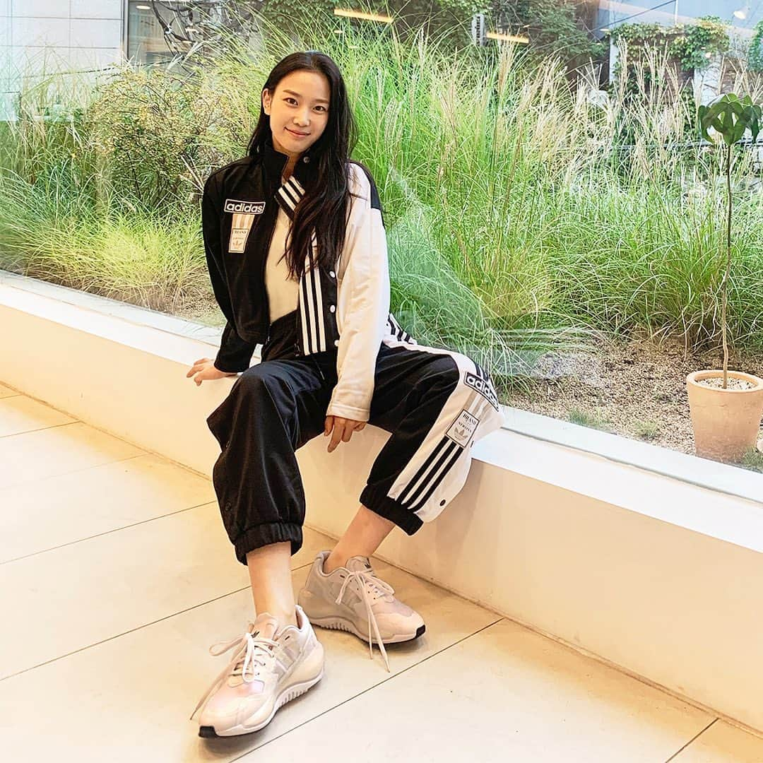 チャン・ヒリョンさんのインスタグラム写真 - (チャン・ヒリョンInstagram)「adidas STYLE PICK!  FALL IN #FALL 가장 행복한 순간.. 나와 너에게 집중할 수 있다면 그걸로도 한없이 감사한 우리의 가을.  우리들의 스타일을 빛내줄 아이템, 올 가을 아디다스가 제안하는 스타일 픽.   #광고 #아디다스오리지널스 #adidasOriginals #스타일픽 #STYLEPICK #FALLINFALL #장희령  @originals_KR」9月15日 12時01分 - hehehe0