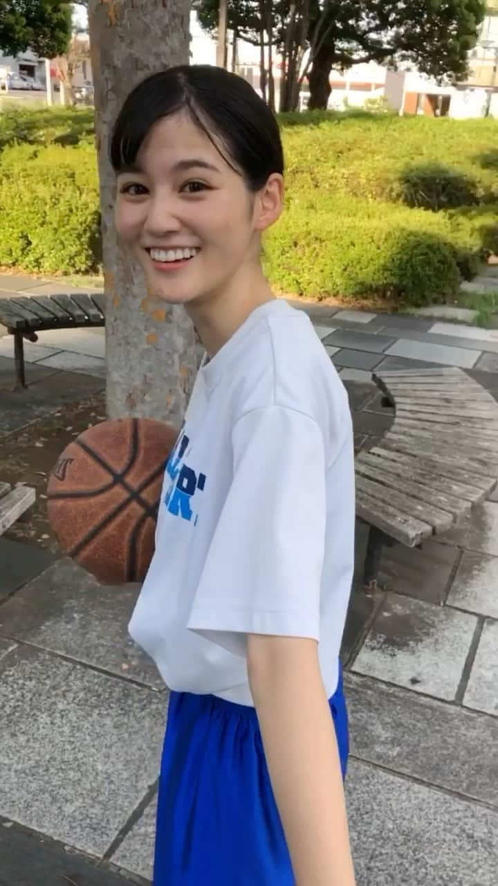 中原みなみのインスタグラム：「. ついにバスケ姿を初公開！楽しくてニコニコでした⛹️‍♀️ そういえば、試合中も笑顔でプレーすることが多かったです…😂  #バスケ#バスケ女子#ドリブル#カットイン#ガード#ドライブ#スリーポイント#波乗りジョニー#ミス慶應#ミス慶應sfc #ミスコン#3point #instagram#instalike #instagood」