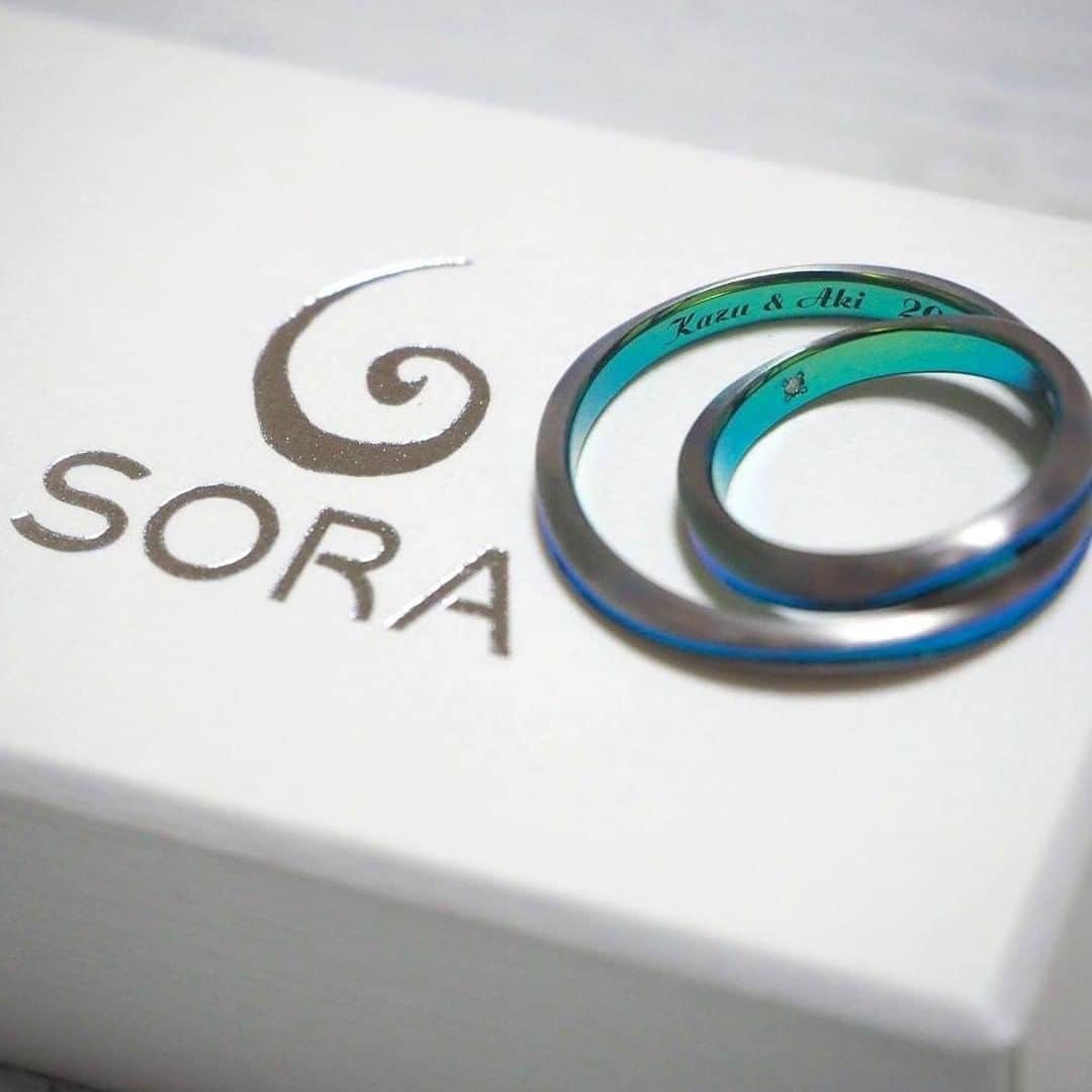 SORA ≪SORA表参道の公式アカウント≫のインスタグラム：「ぜひ『 #結婚指輪sora 』のハッシュタグを入れて お写真を投稿してくださいね＊*  みなさんの素敵なご投稿は、 SORAの公式アカウントでご紹介いたします！  本日は @kazu_moriwaki さまのご投稿をご紹介します♪  ･:*+.･:*+.･:*+.･:*+.･:*+.･:*･:  結婚指輪を取りに行ってきた💍 コロナの影響で取りに行くの遅れたが、 これはこれでよい思い出になったかな アナさん綺麗なデザインありがとうございました^_^ 初めてのお客で忘れないでくれると嬉しいな😊  ･:*+.･:*+.･:*+.･:*+.･:*+.･:*･: --------------- ▽【期間限定】グラデーションカラーがお得なフェア https://www.sora-w.com/contents/event/enjoyyourcolor/ ▽全国の取扱店をご紹介 https://www.sora-w.com/shop/retailers/ ▽SORA公式サイトはTOPのURLからcheck * >>> @sora_omotesando . --------------- ぜひ『 #結婚指輪sora 』のハッシュタグで SORAの写真を投稿してくださいね＊* こちらのアカウントでリグラムさせていただきます♪ . #結婚指輪 #婚約指輪 #指輪 #表参道 #オーダーメイド #プレ花嫁 #ブライダル #ウェディング #手作り #bridal #wedding #マリッジリング #エンゲージリング #金属アレルギー #金属アレルギー対応 #bridalring #ring #weddingring #手作り指輪 #Jewelry #ペアリング #オーダーメイドリング #Marriage #記念日 #刻印リング #オーダーメイド #デザインリング #サムシングブルー」