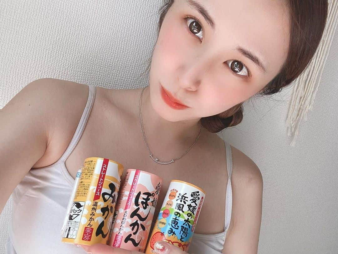 花咲いあんさんのインスタグラム写真 - (花咲いあんInstagram)「おはよ✨  今朝の朝食は 贅沢なオレンジベルト育ちの愛媛みかんをたっぷり使った100%ジュースを頂きました！！！  最近身体に優しい事するのが好き🌿✨  午後からは届いたハーブを可愛いプランターに植え替えするの🥰 料理の幅広がる！楽しみ〜🌼  愛媛みかんジュースは @aikobo_ehime さんから 購入できます🍊 是非お試しあれ〜❤️  #愛工房 #愛媛みかん #宇和島グルメ #みかんジュース #ポンカンジュース #果汁100パーセント #ストレートジュース #pr」9月15日 12時10分 - ohanachan_087087