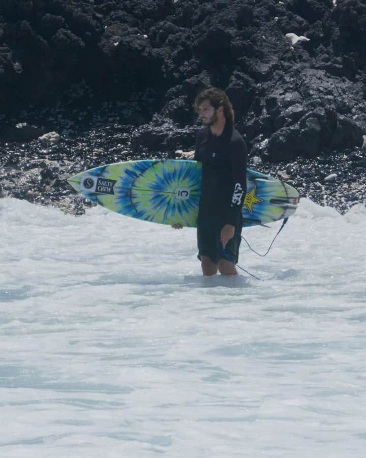 ジョン・ジョン・フローレンスのインスタグラム：「We’ve been chasing waves and trying to make edits since we were pretty young. Always inspired to surf with this crew and watch everyone push the limits! Cloud Chase ⚡️⚡️  @live.fast.die.old @mattmeola @nathan_florence  • 🎥 @jonspenser @slaterneborsky @erik_knutson_  🎞 @takeshelterprod 🎶 @lewisdelmar @thebonesofjrjones」