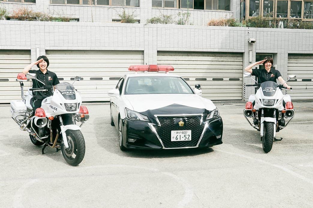 芥川愛加のインスタグラム：「・ 昨日西宮警察署へお邪魔させて いただきました👮🏻✨ ・ 交通安全PRの感謝状贈呈式後に なんとっ！！！！！ 白バイ🏍とパトカー🚔に 乗車させてもらいました🥺✨ ・ 大興奮で乗りなりきって写真を 撮らさせていただきました😉 貴重な体験ができ凄く嬉しかったです✨ 西宮警察署の方々ありがとうございました☺️ ・ 交通ルールを守り安全第一で 皆様が怪我や事故のない日々を お過ごししていただけるよう 祈っています🚶‍♀️🚲🚗🏍✨ ・ ・ #JTマーヴェラス #交通安全PR #西宮警察署 #交通安全ポスター #交通安全PR動画 #交通安全ファイル #あります #まるごとメロンパン号 #はなかった笑 #伊吹と志摩を意識 #勝手に私だけ笑笑 #今日もいい一日になりますように」